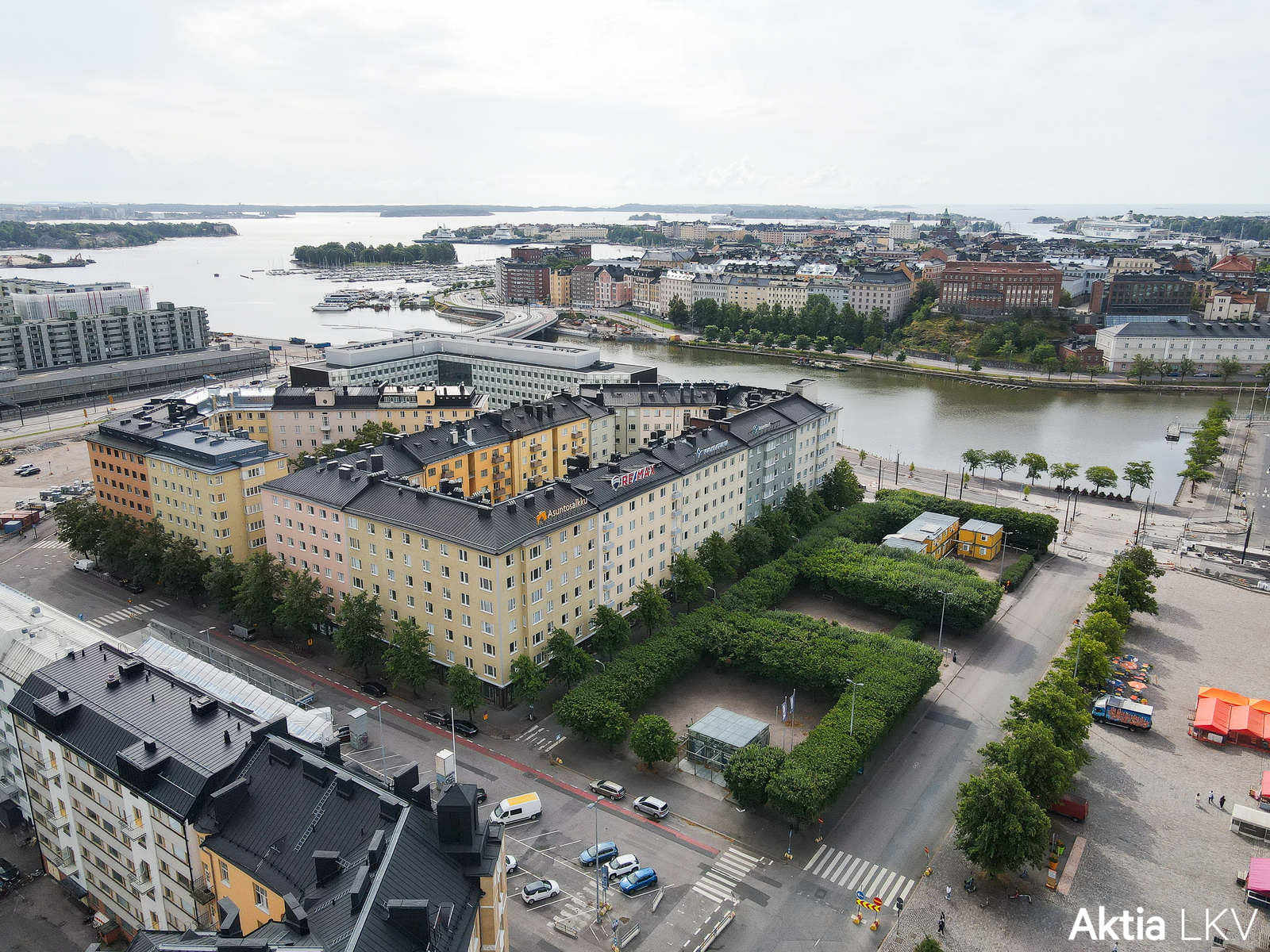 Kesällä talon edessä paljon vehreyttä