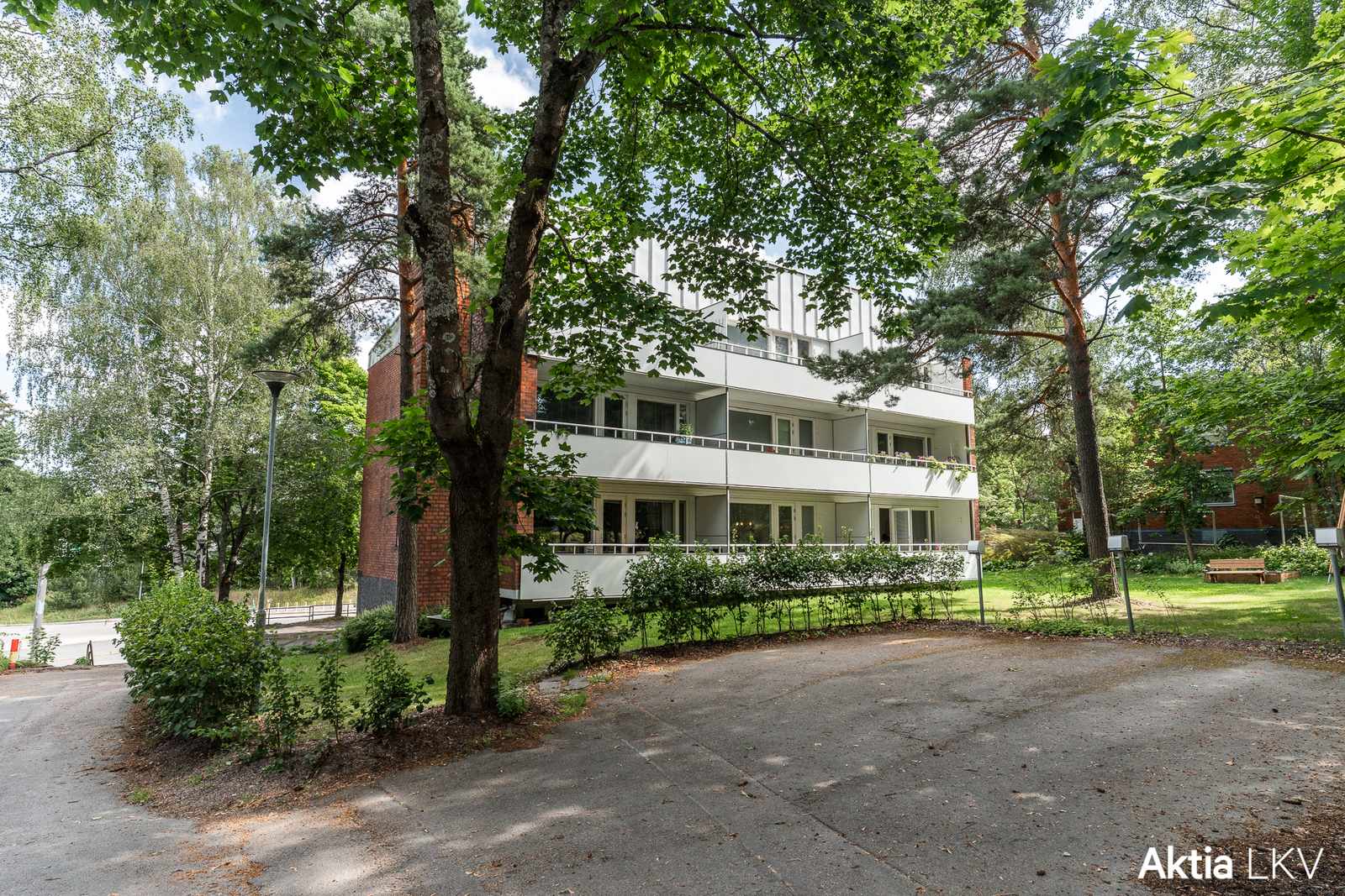 Pienkerrotalo vehrässä ympäristössä, as. parveke ylin oikealla