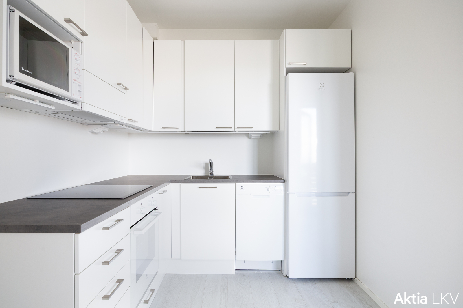 Uusittu, hyvinvarusteltu keittiö