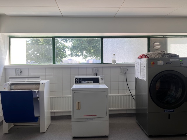 Pohjakerroksessa pesutupa