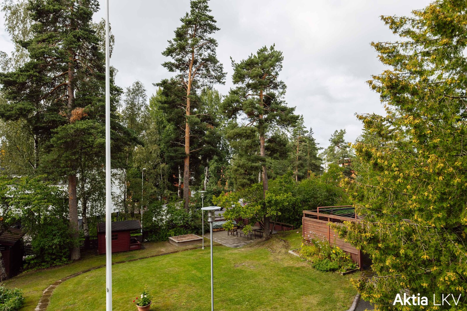 yhtiön piha-aluetta