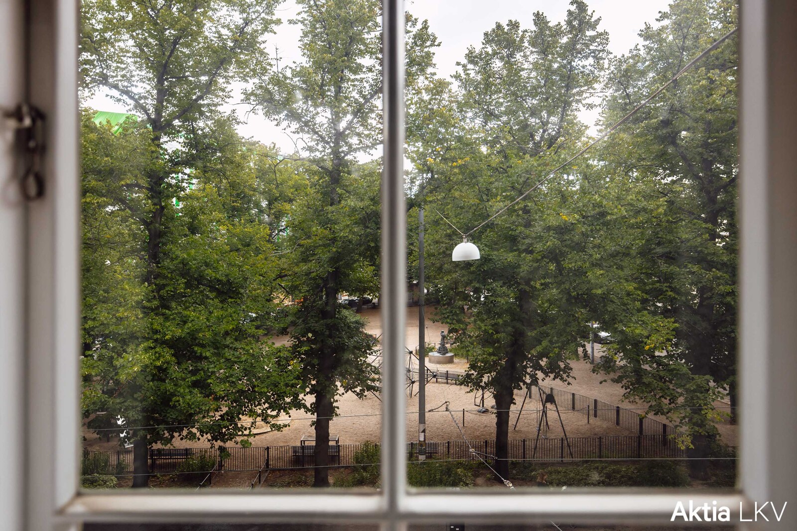 Puistonäkymä Tehtaankadun puoleisista ikkunoista