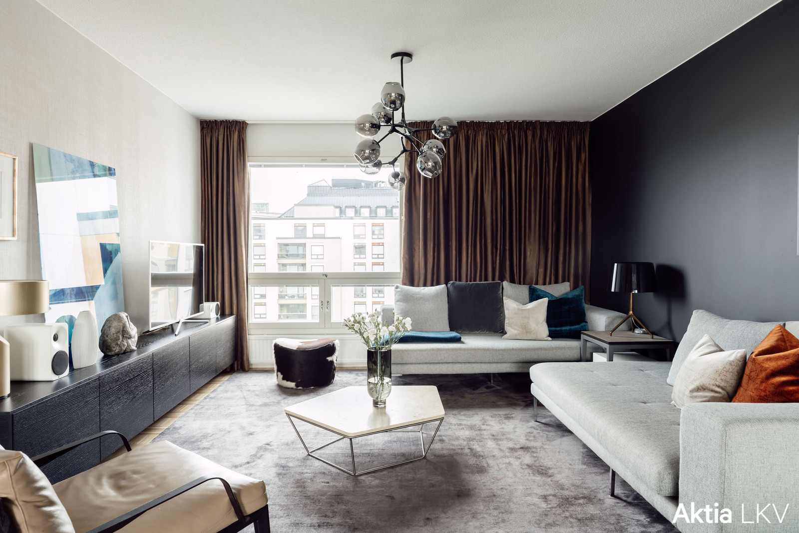 Olohuone ja ikkuna länteen