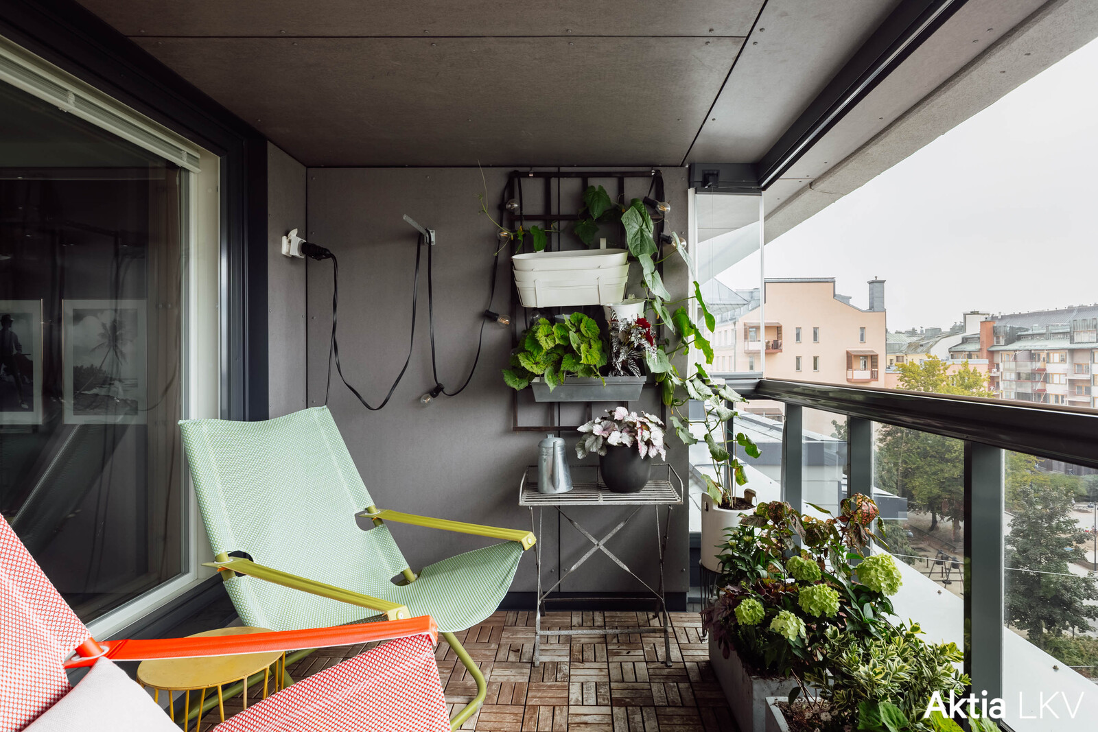 Tilava parveke itään