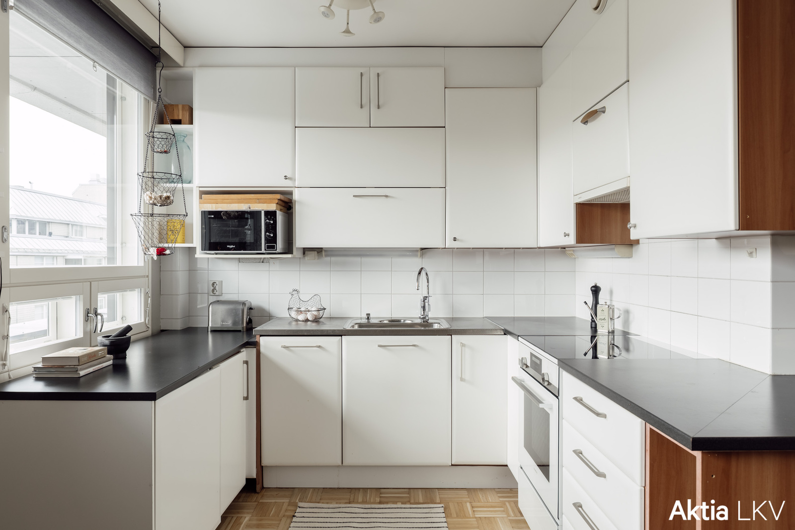 Valkeasävyinen keittiö