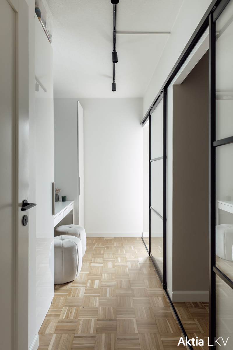 Huone kahdeksi makuutilaksi jaettuna