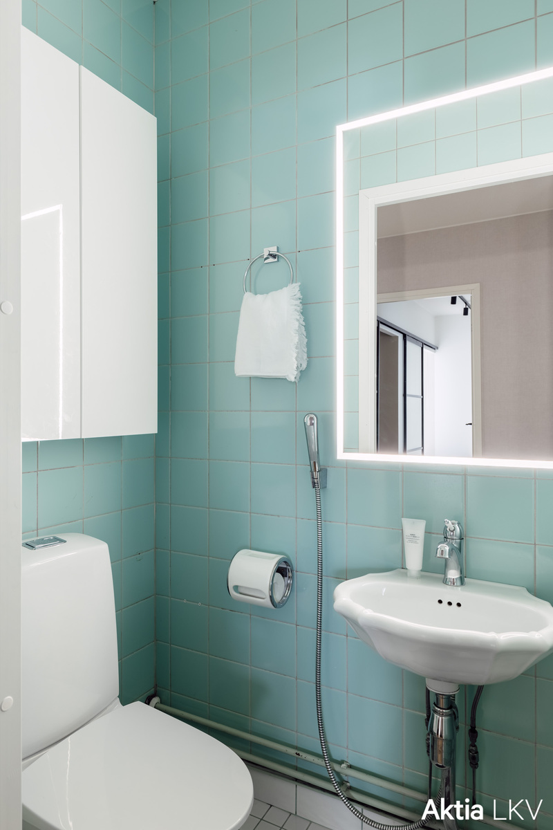 Erillinen wc eteisen yhteydessä