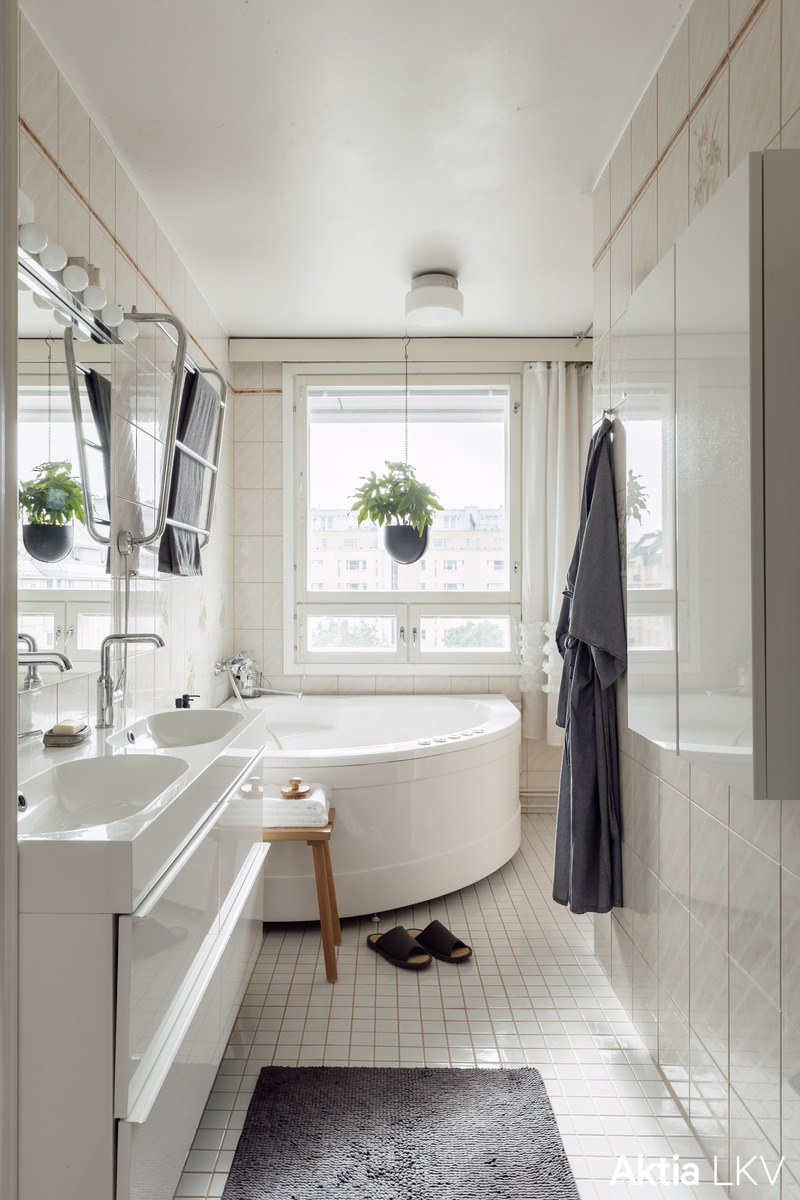 Tilava saunallinen kph, jossa poreamme