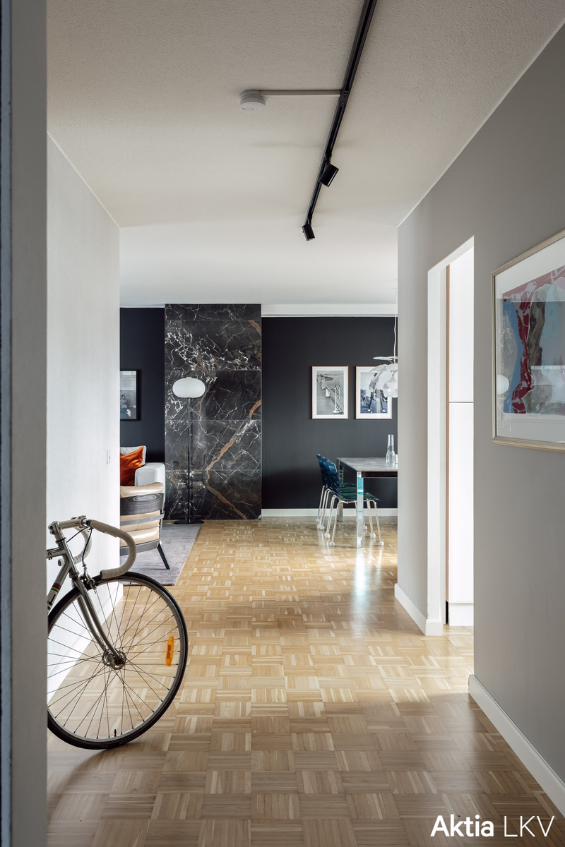 Eteinen, oikealla keittiö ja edessä oh