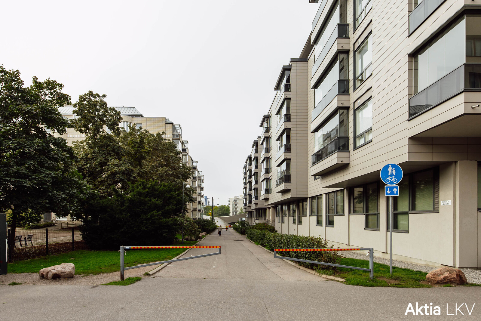 Käydenpunojankatu 8 puistikon puolella (mm. K ja A-raput - käynti pihalta)