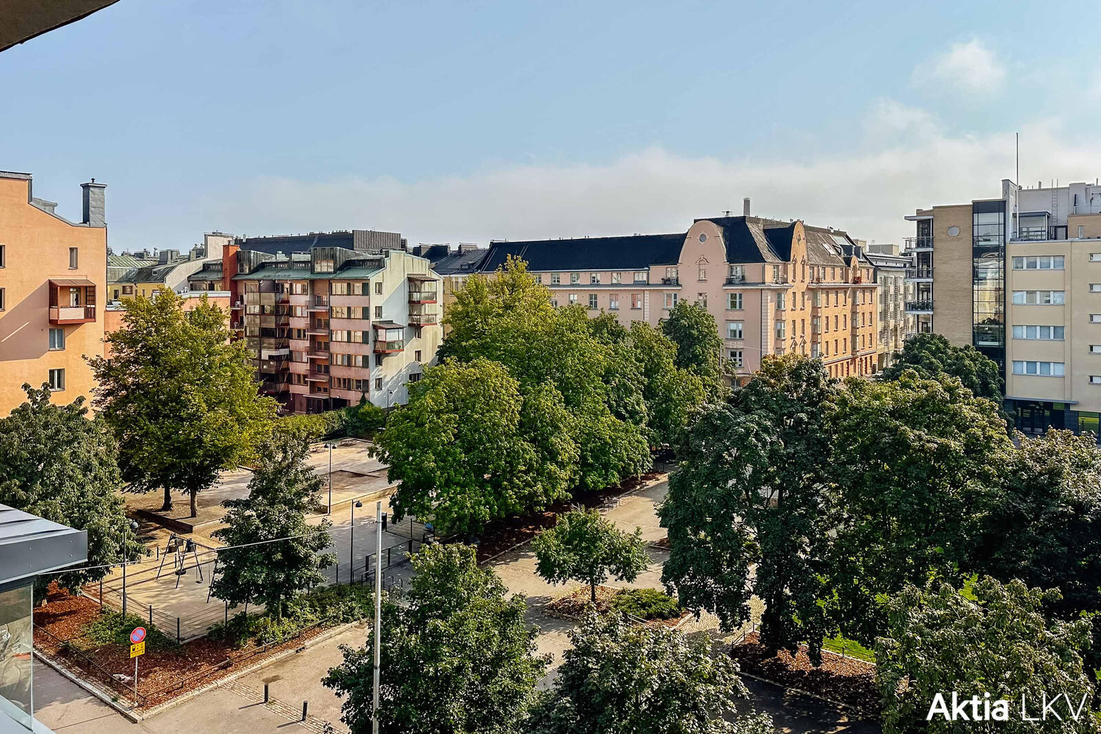 Köydenpunojanpuistikko parvekkeelta katsottuna