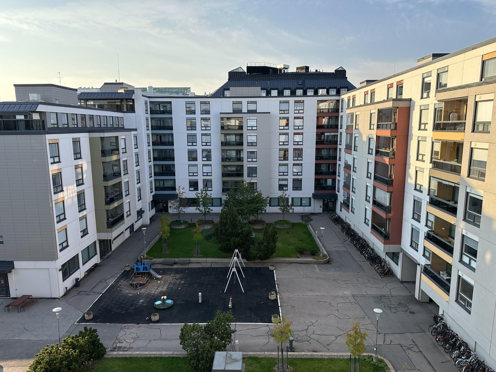 Pihanäkymä ja leikkipiha