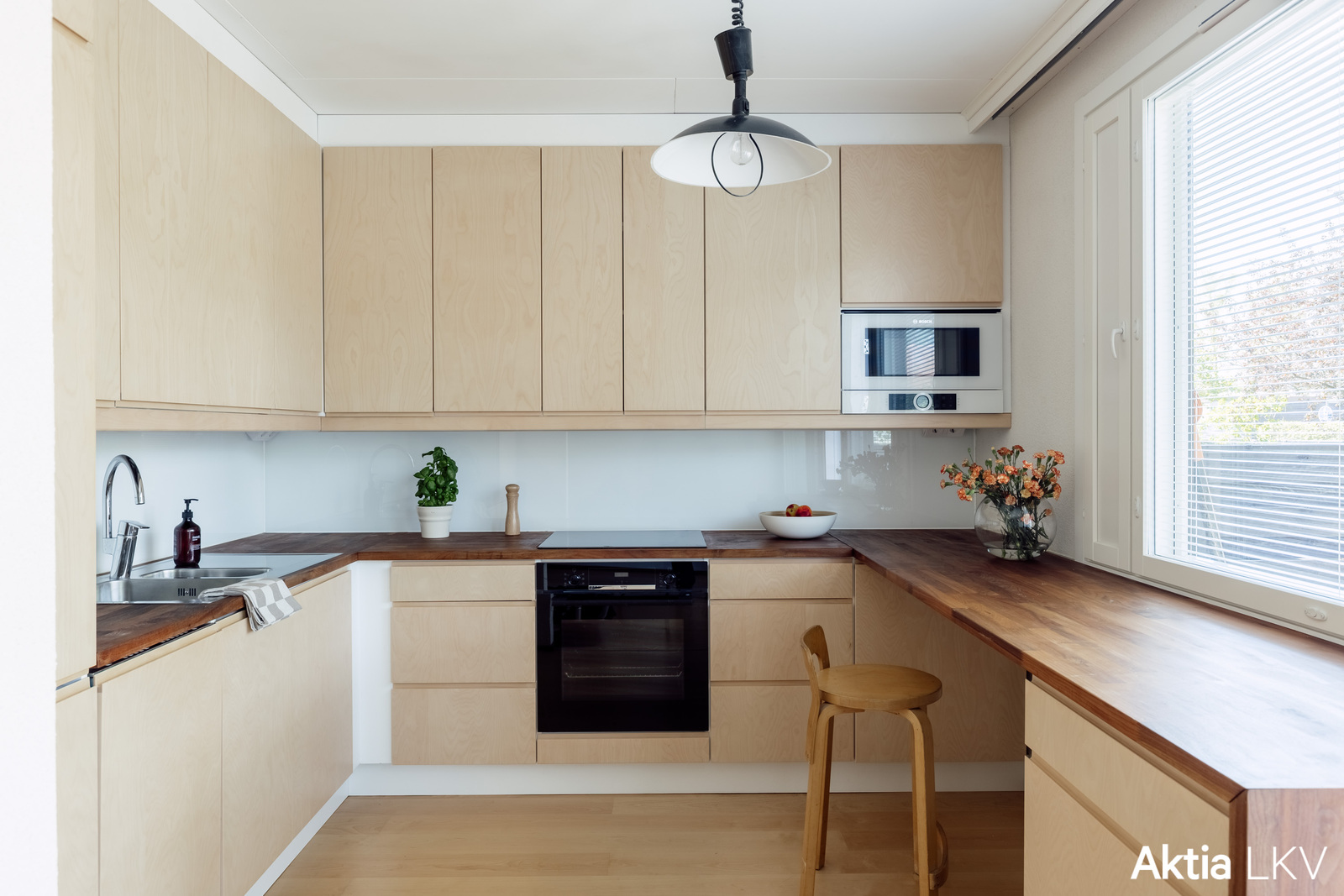 Tyylikäs, varusteltu, vaalea keittiö