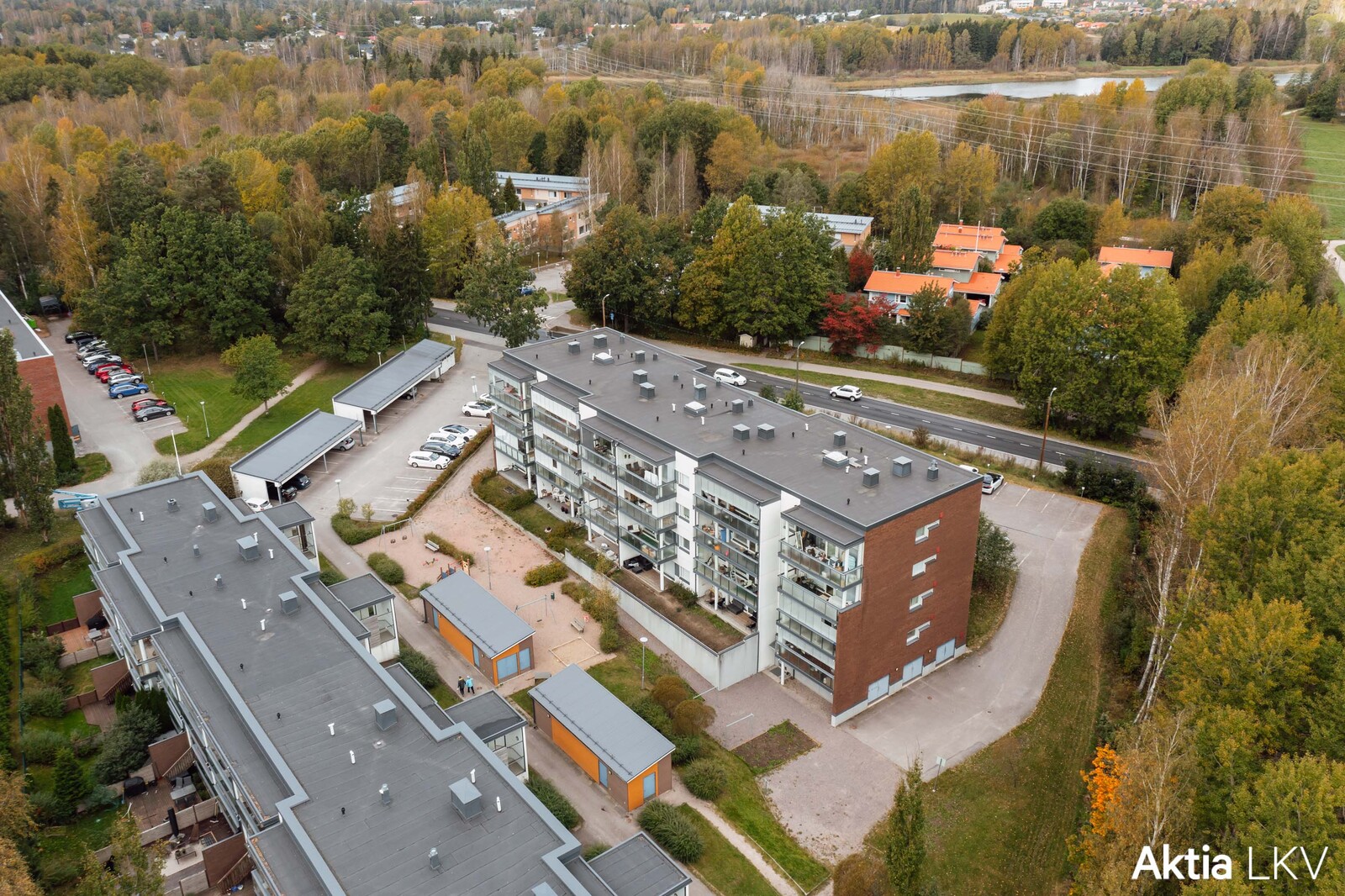 Keskeinen mutta rauhallinen sijainti palveuiden ja ulkoilualueiden lähistöllä