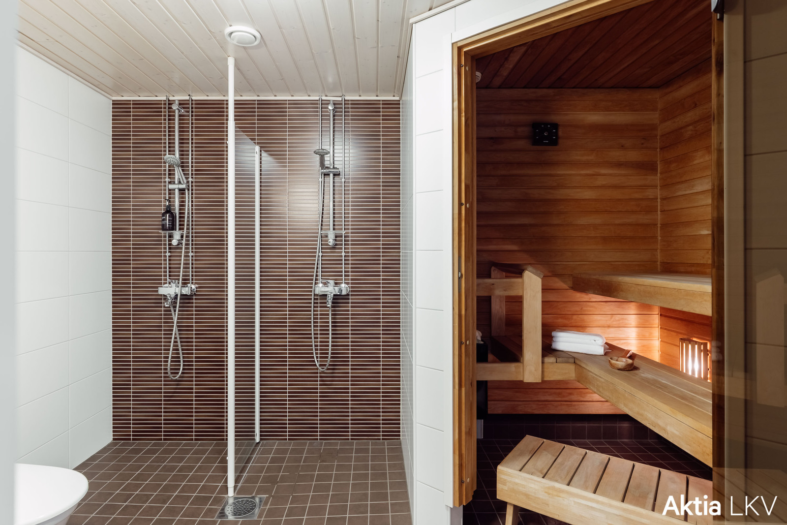 Tilava kylpyhuone ja sauna