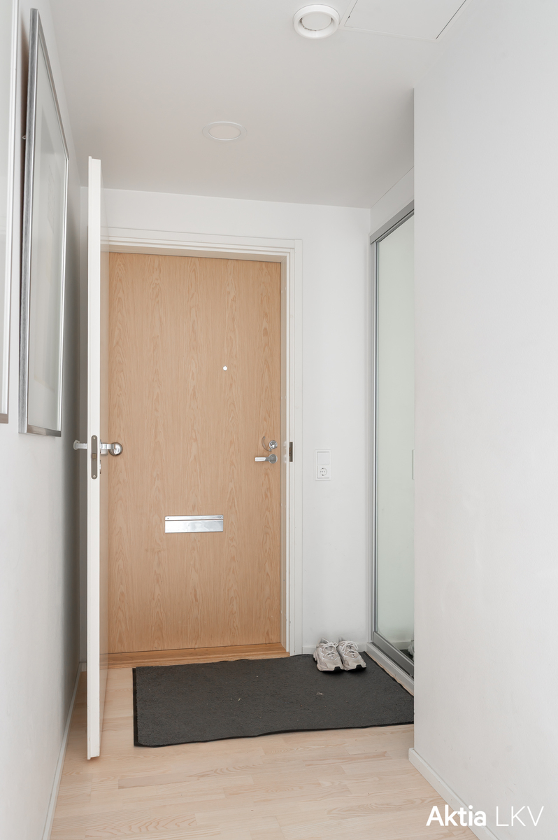 Eteisessä säilytystilaa