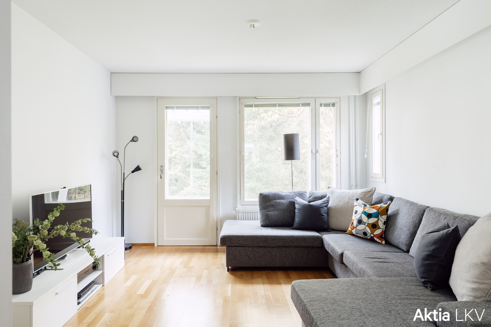 Olohune, josta kulku pihalle