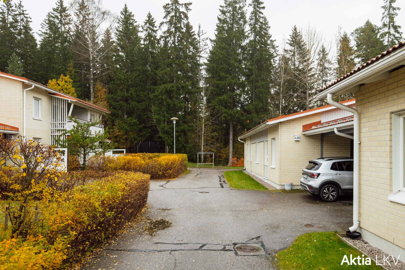 Rauhallinen sijainti pihan perällä ja oma autokatos oven edessä