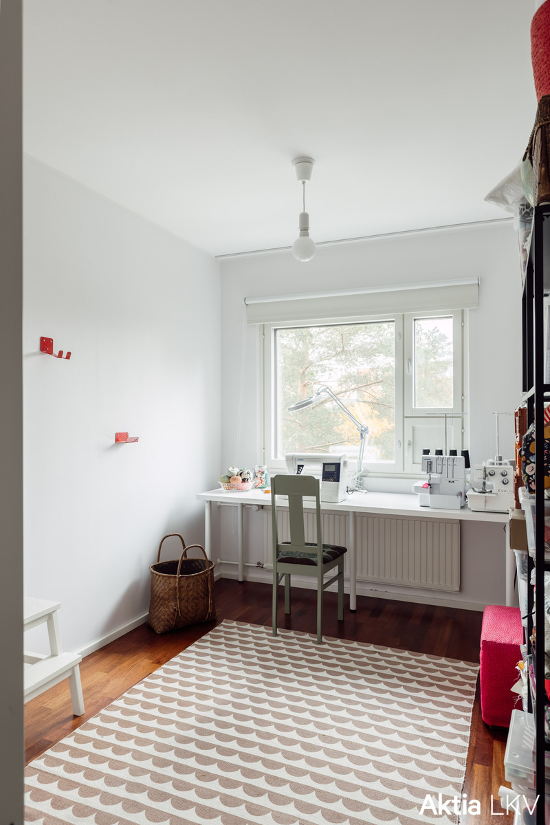 Toinen makuuhuone nyt työhuoneena