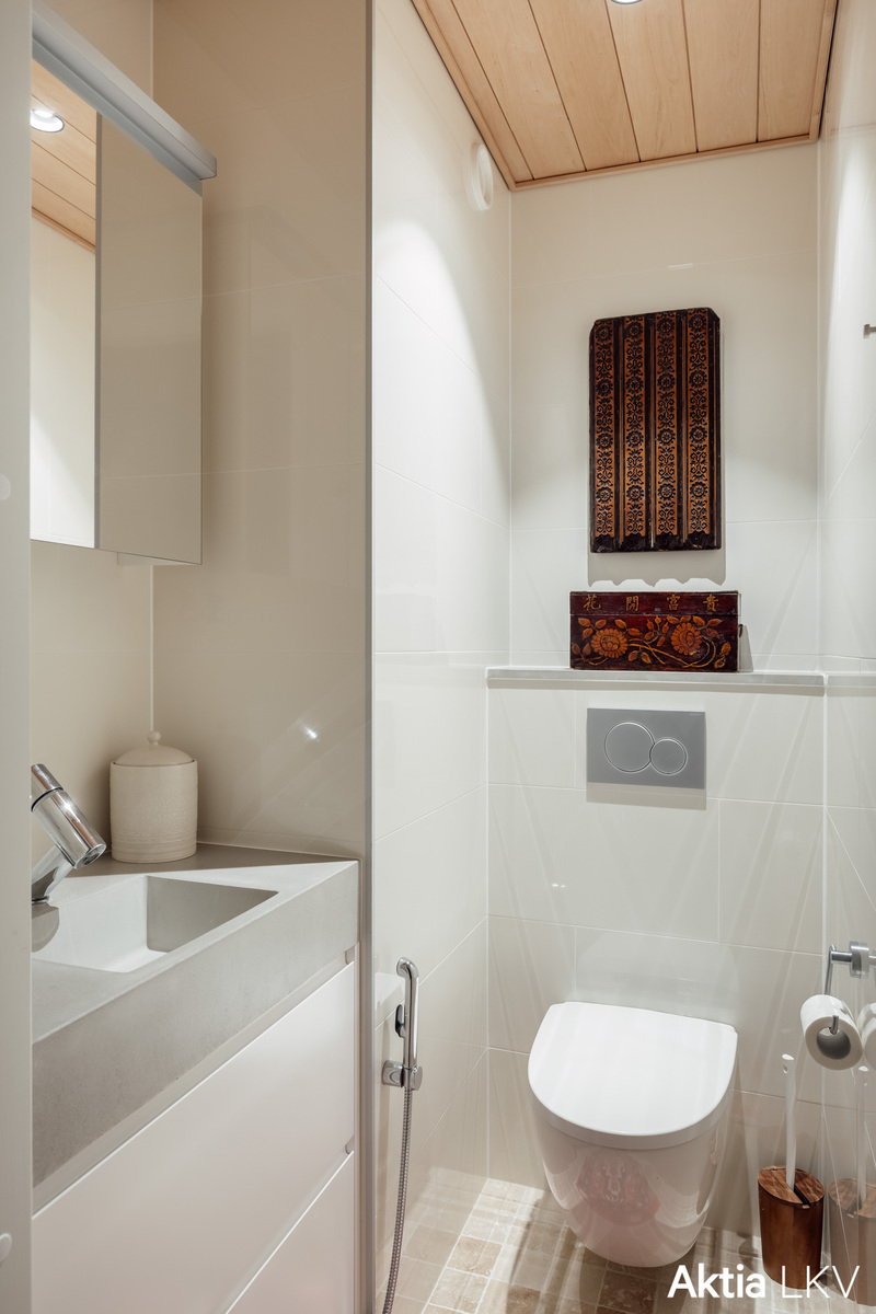 Eeillinen wc, tehty samaan tyyliin kylpyhuoneen kanssa