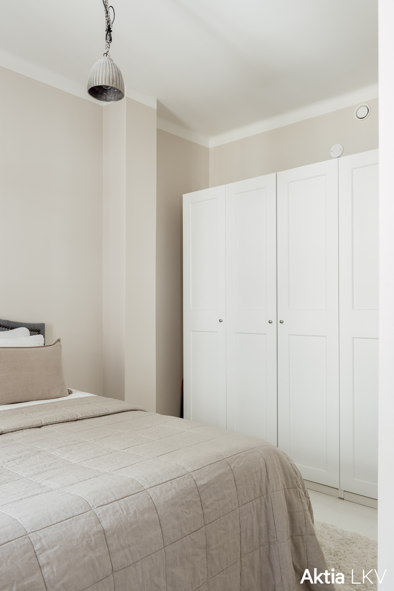 Makuuhuone ja runsaasti kaappitilaa