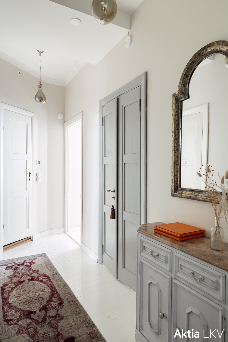 Eteinen ja pariovet oikealla johtavat kodinhoitotilaan