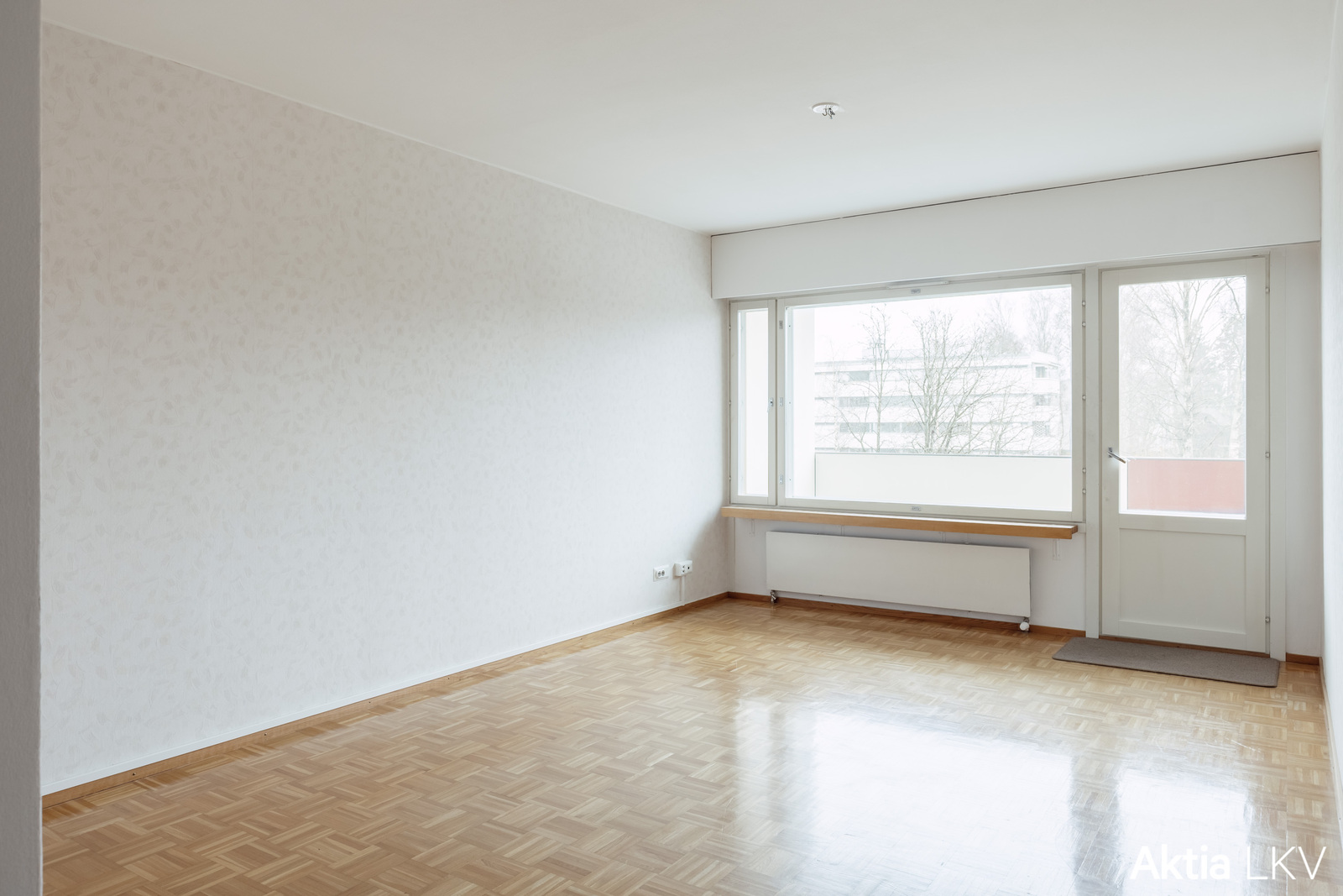 Olohuoneesta pääsy parvekkeelle