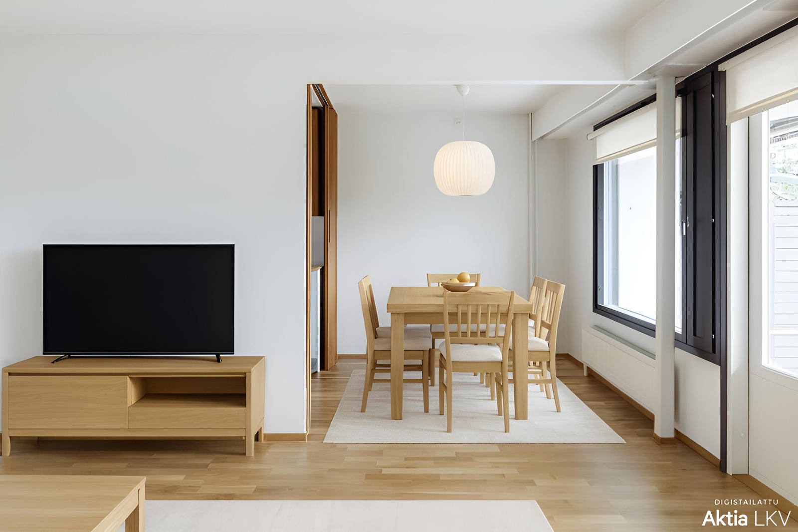 Isompi ruokailuryhmä mahtuu hyvin ruokailutilaan