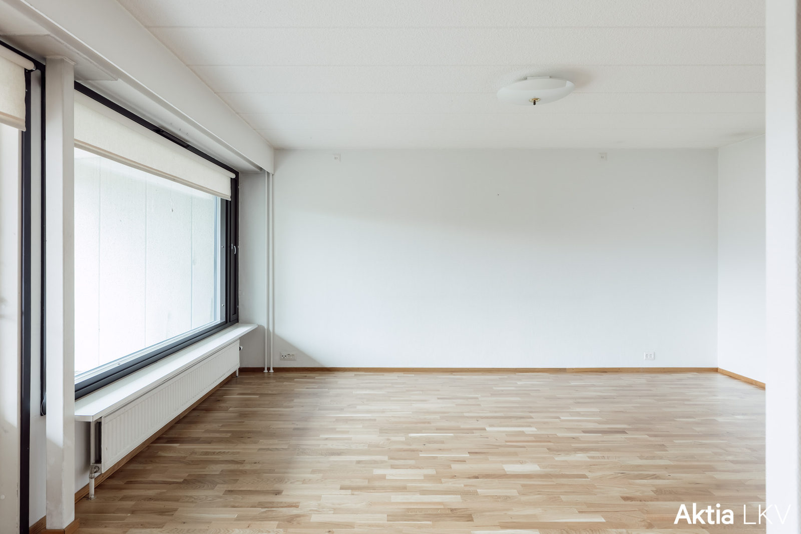 Yksi seinä ikkunapintaa