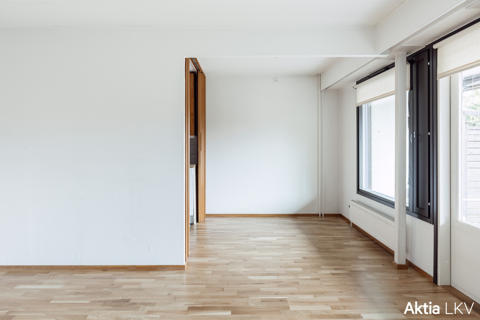 Olohuoneesta suora yhteys ruokailutilaan ja keittiöön