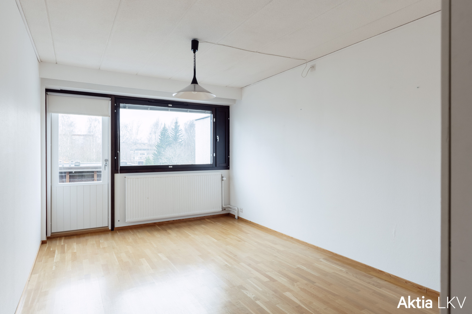 Toinen makuuhuone, josta pääsy parvekkeelle