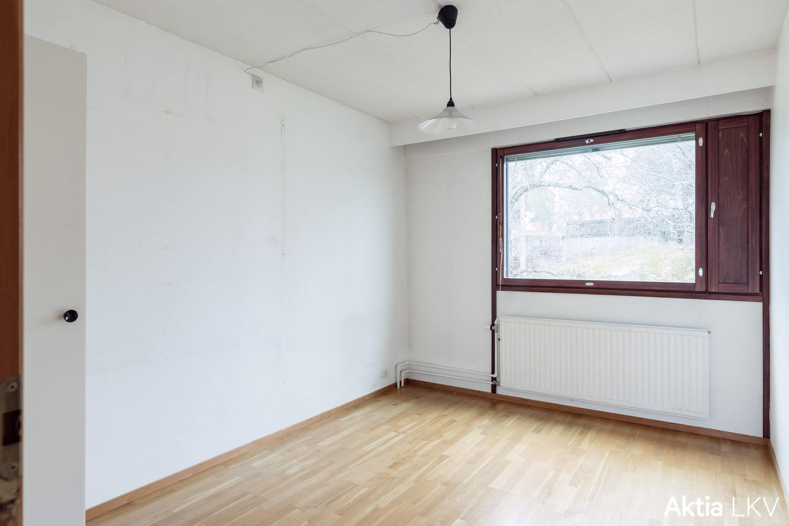 2. kerroksen kolmannesta huoneesta ikkuna Tontuntielle