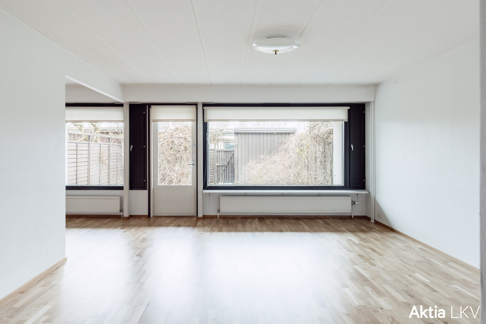 Valoisa tilava olohuone