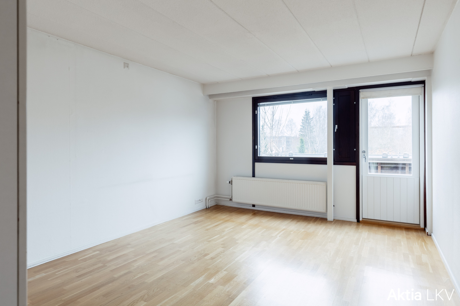 Molemmista sisäpihan puoleisista makuuhuoneista pääsy parvekkeelle