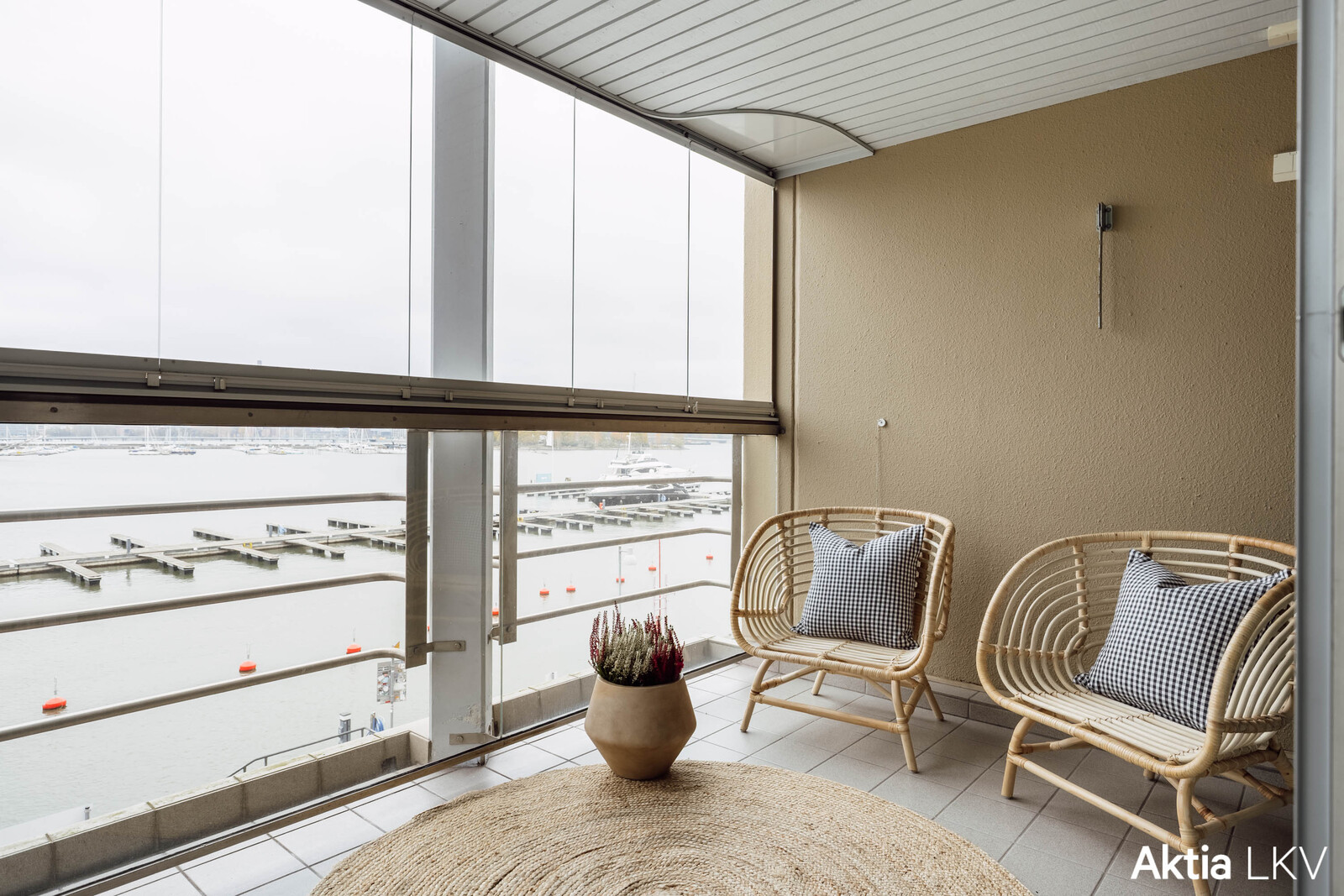 Lasitettu parveke aukeaa merelle