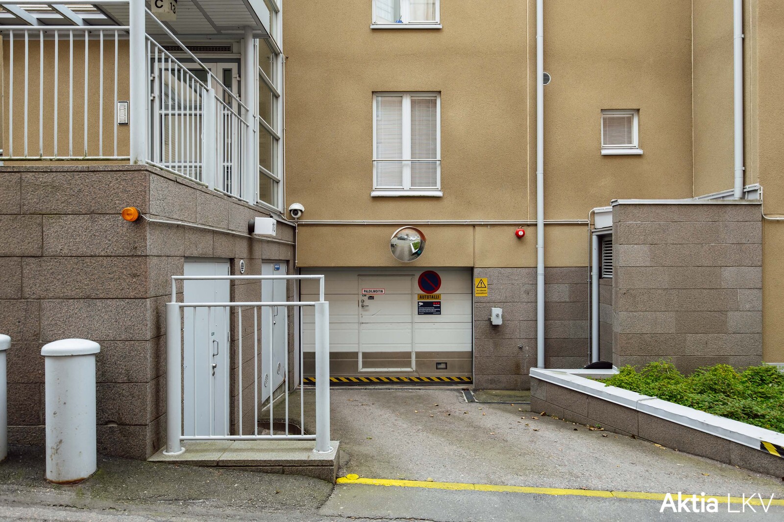 Asunnon mukana voidaan myydä autohallipaikka