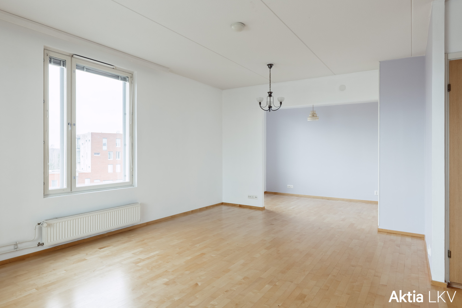 Olohuone ja perällä varaus lisähuoneelle