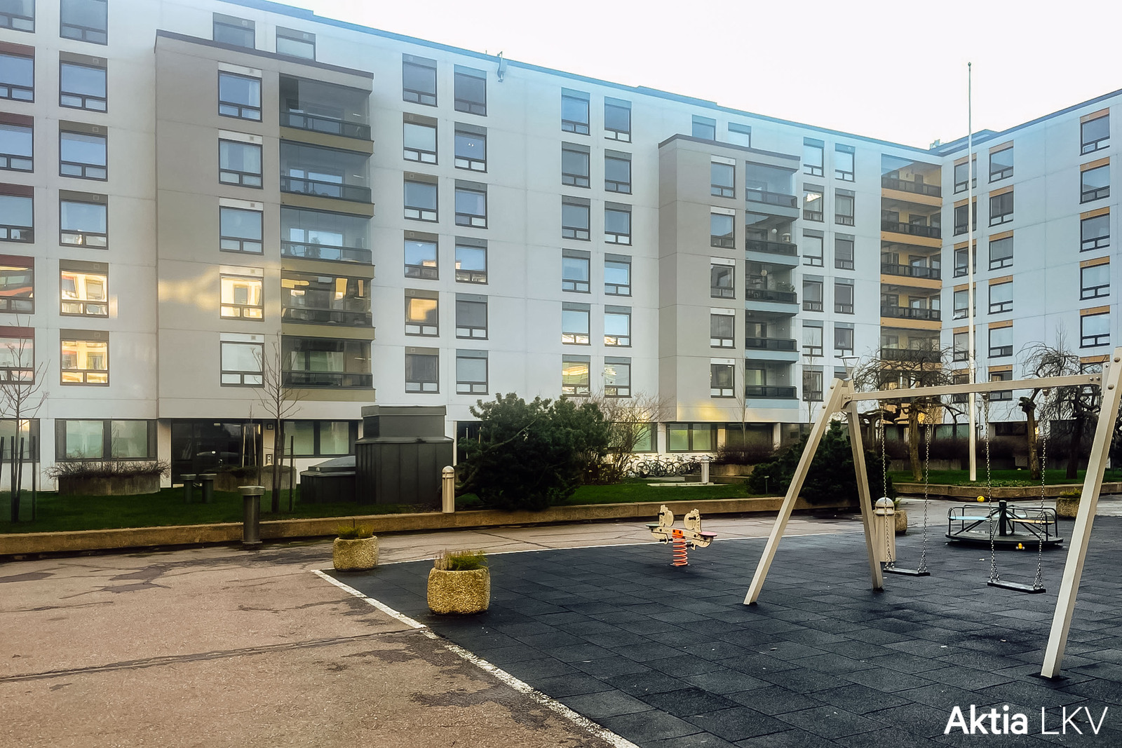 Leikkipiha ja K-rappu vasemmalla
