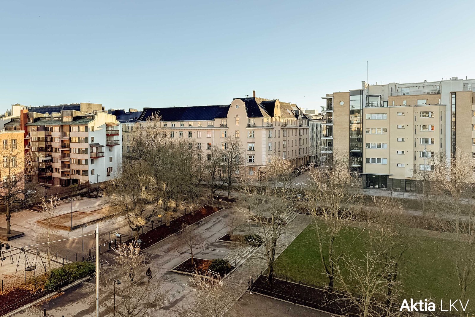 Puistonäkymää tilavalta parvekkeelta