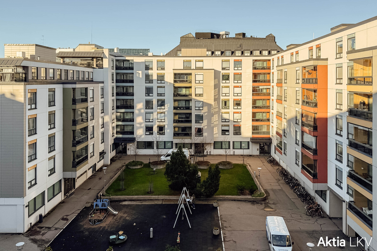 Näkymä Köydenpunojankatu uusitulle 8 leikkipihalle
