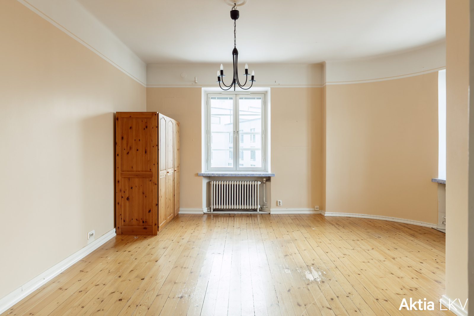 Kaksi isoa huonetta, toinen erkkeri ikkunalla