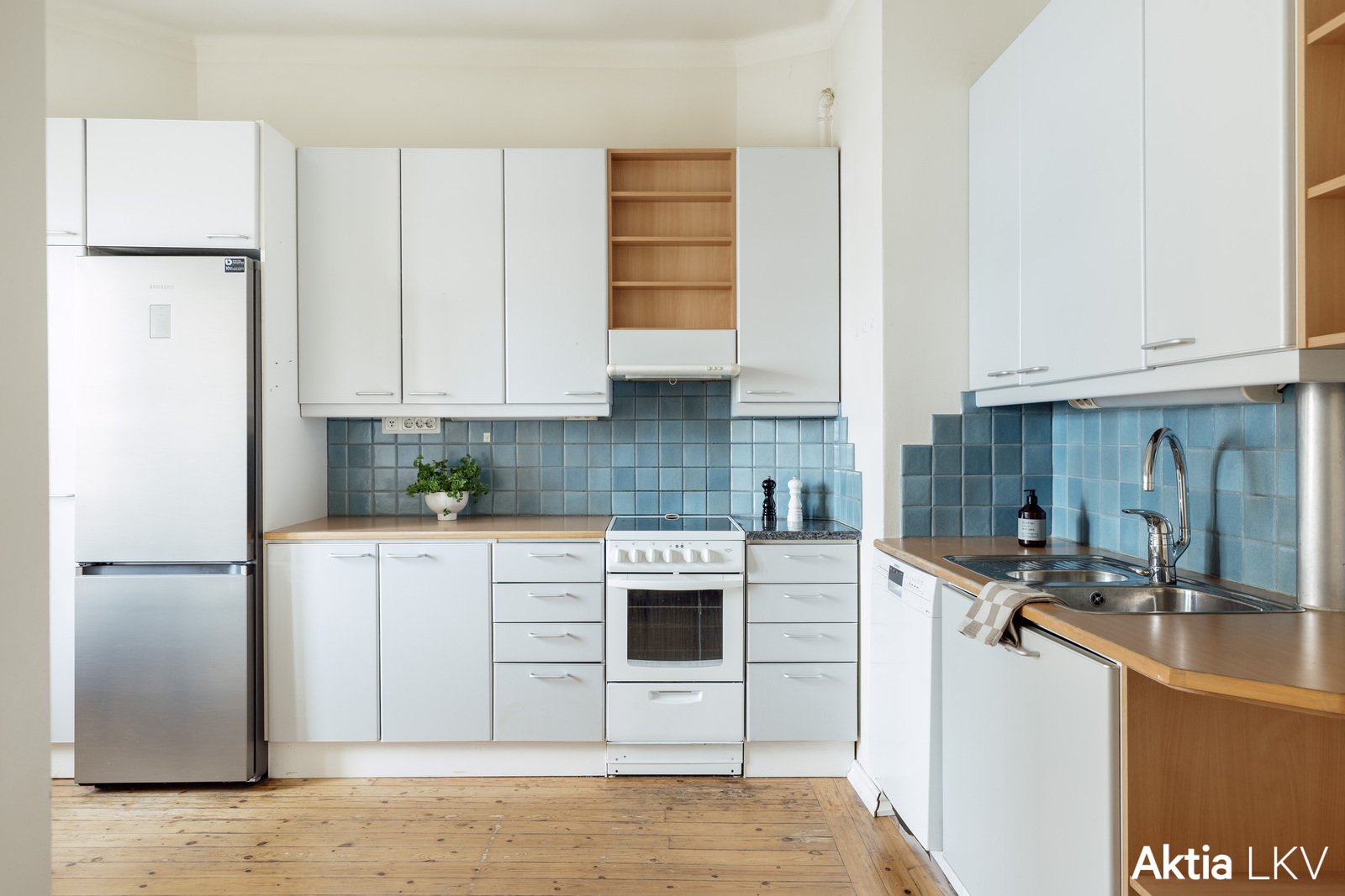 Tilava keittiö johon mahtuu isompikin pöytä