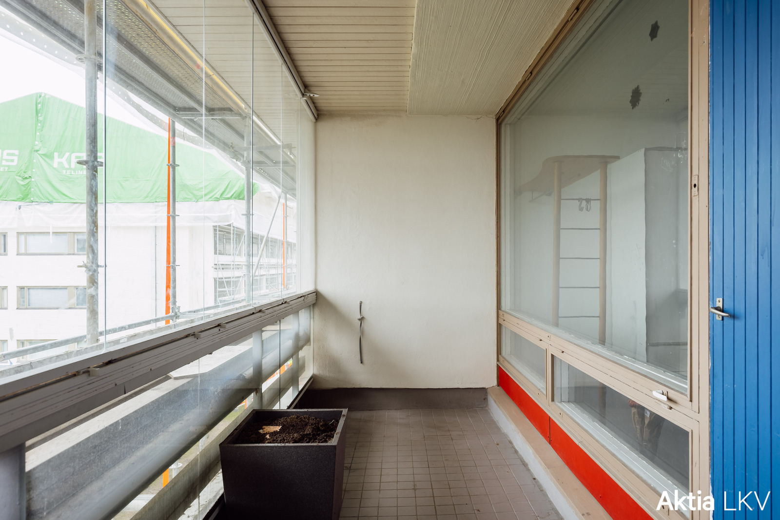 Iso, koko huoneiston levyinen lasitettu parveke