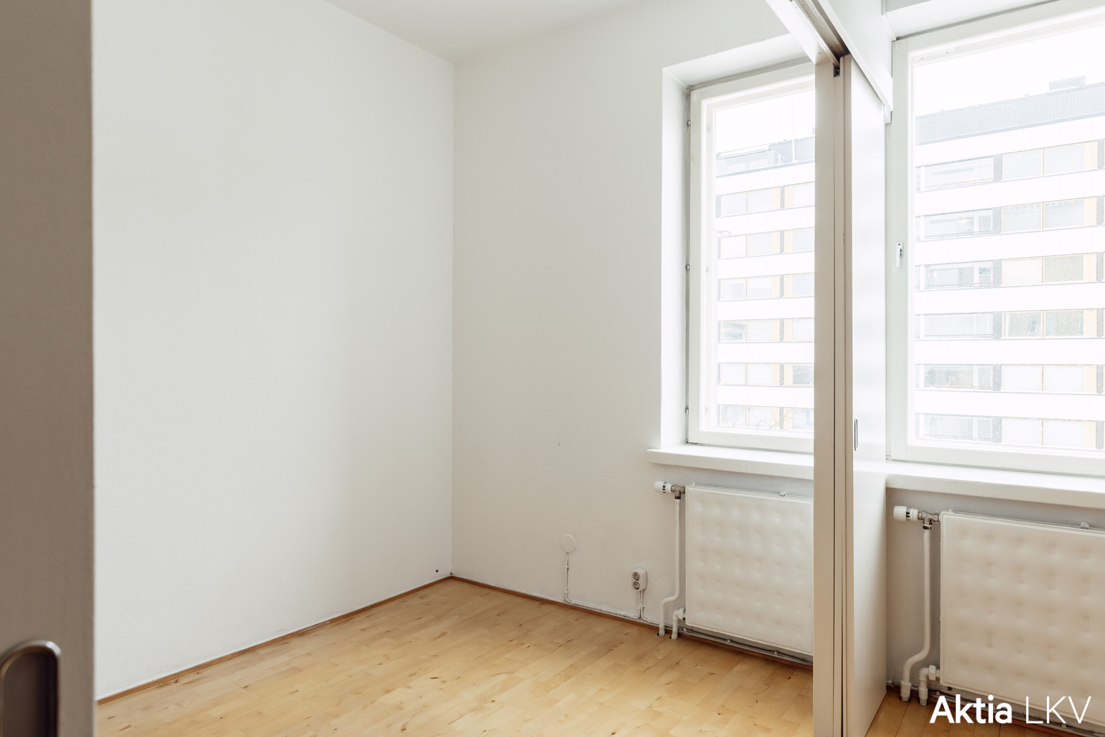 keittiön vieressä oleva pienempi huone