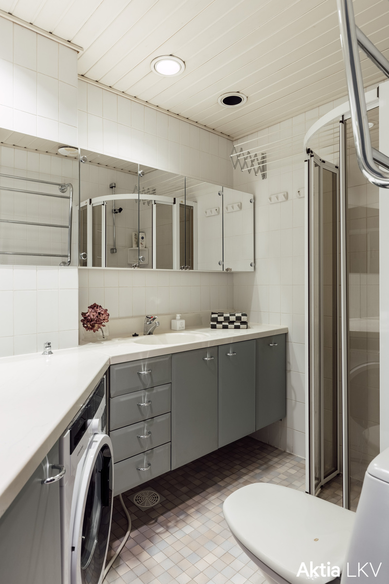 Tilava kylpyhuone, paljon kaappitilaa