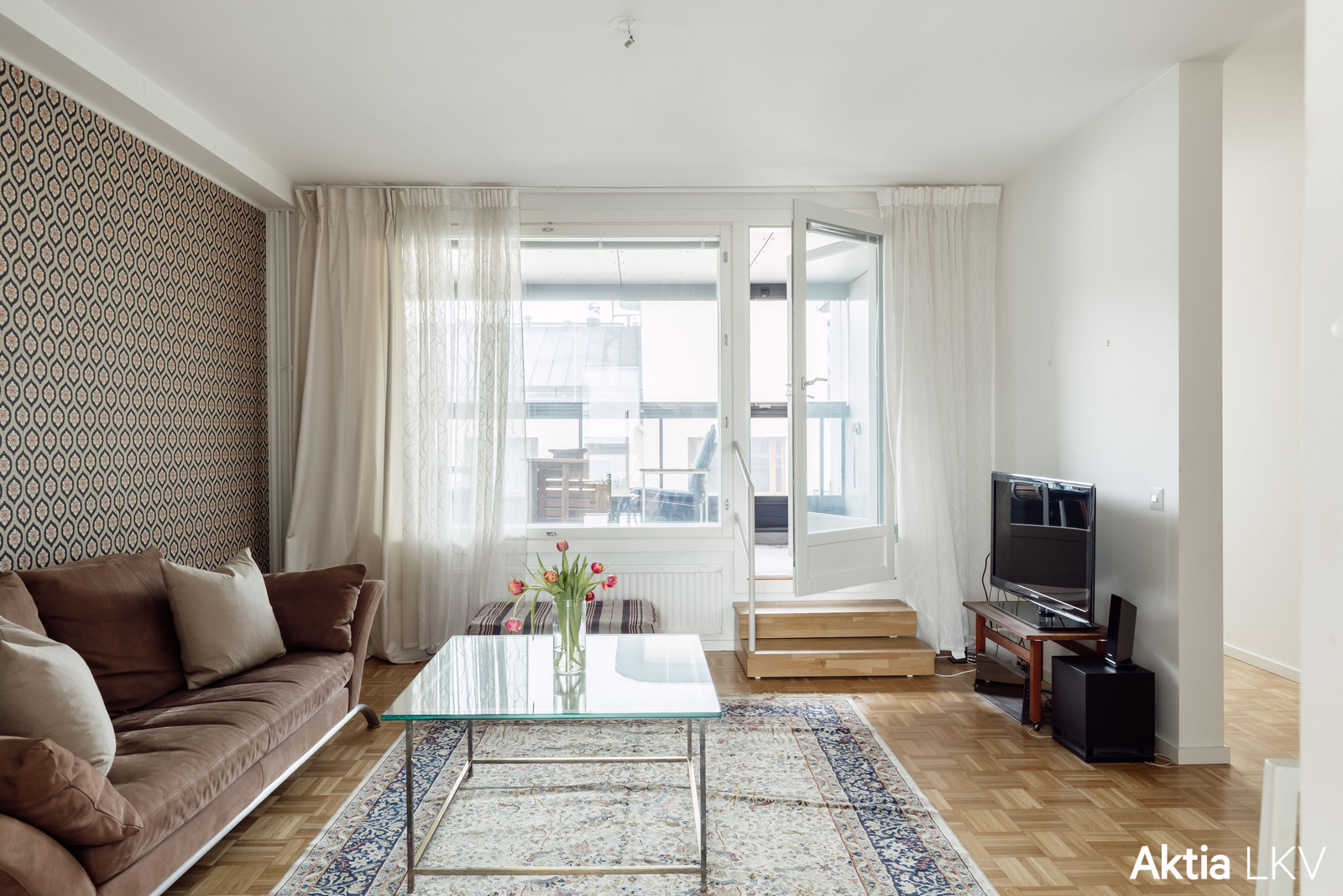 Olohuone ja lasitettu parveke