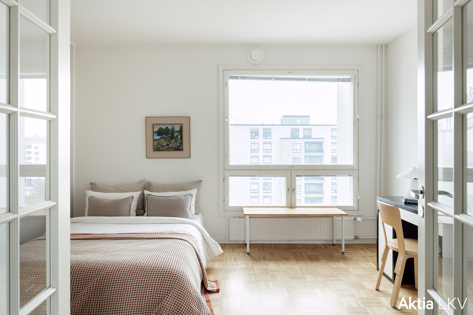 Makuuhuone lasiovien takana