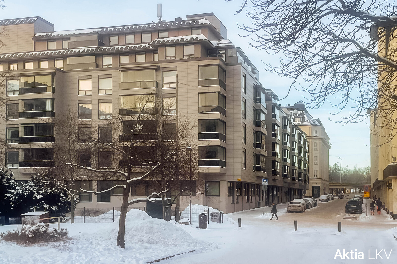 Julkisivukuva puiston puolelta Köydenpunojankadun suuntaan