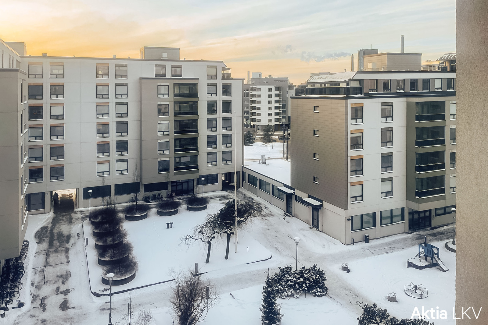 Näkymä sisäpihalle makuuhuoneesta