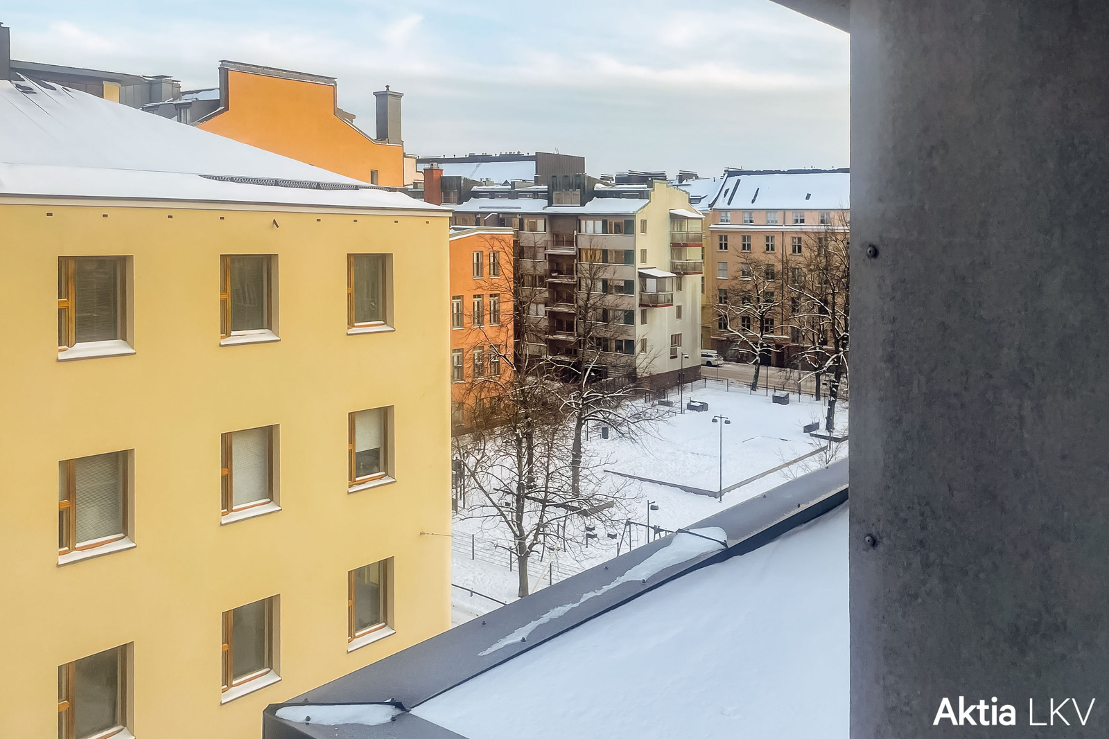 Näkymää parvekkeelta puistoon